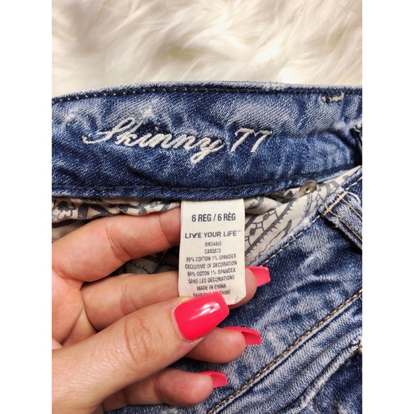 ❌ SOLD ❌ Ripped American Eagle Jeans - Picture 5 of 5